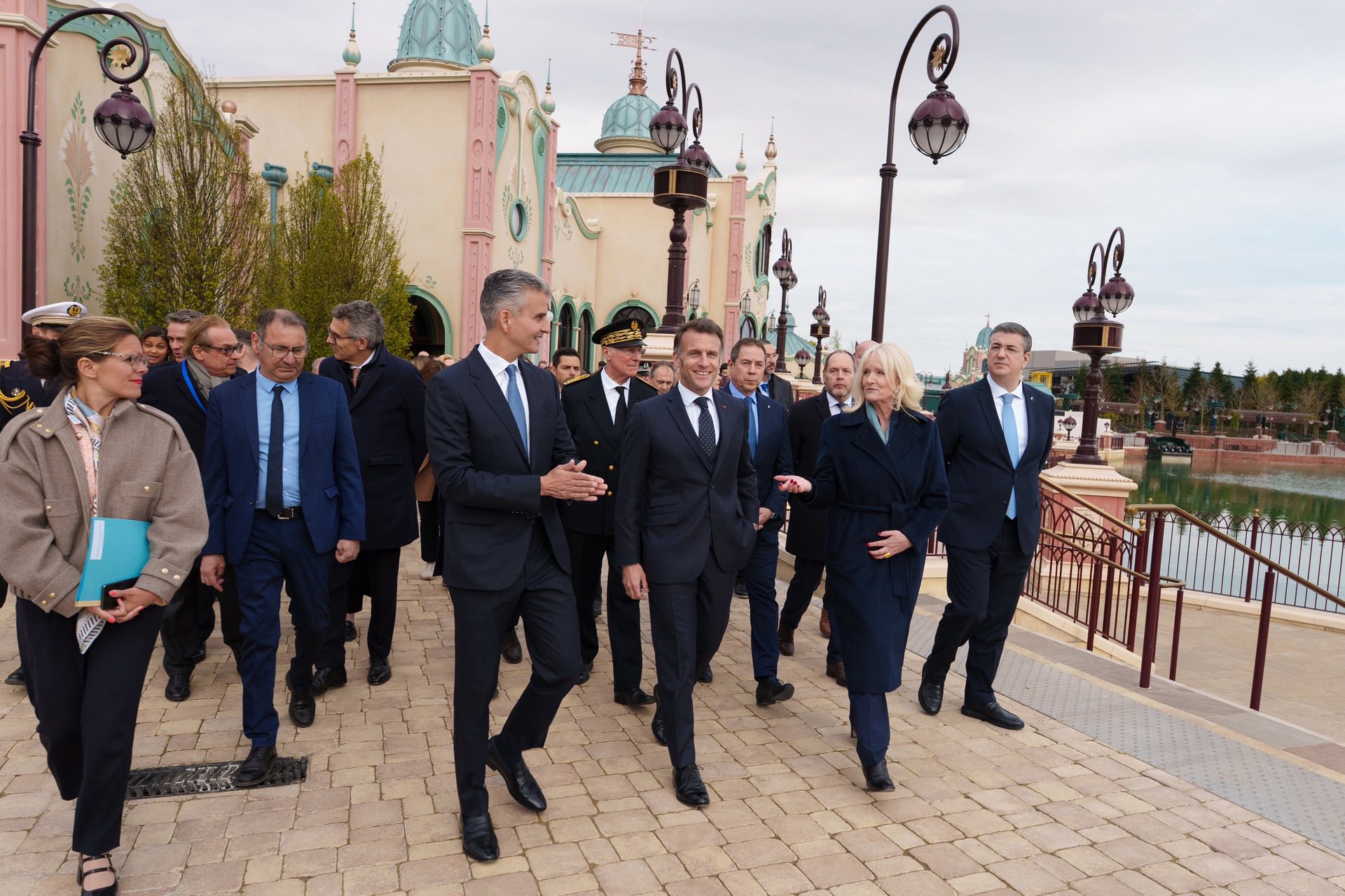 Emmanuel Macron et Josh D'Amaro — Disney Adventure World — 27 mars 2026